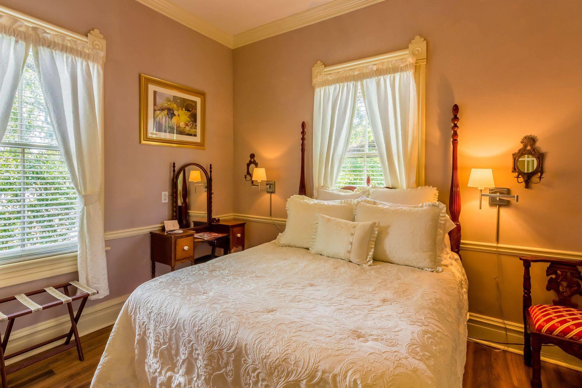 Bed and Breakfast Amethyst Garden Savannah Esterno foto