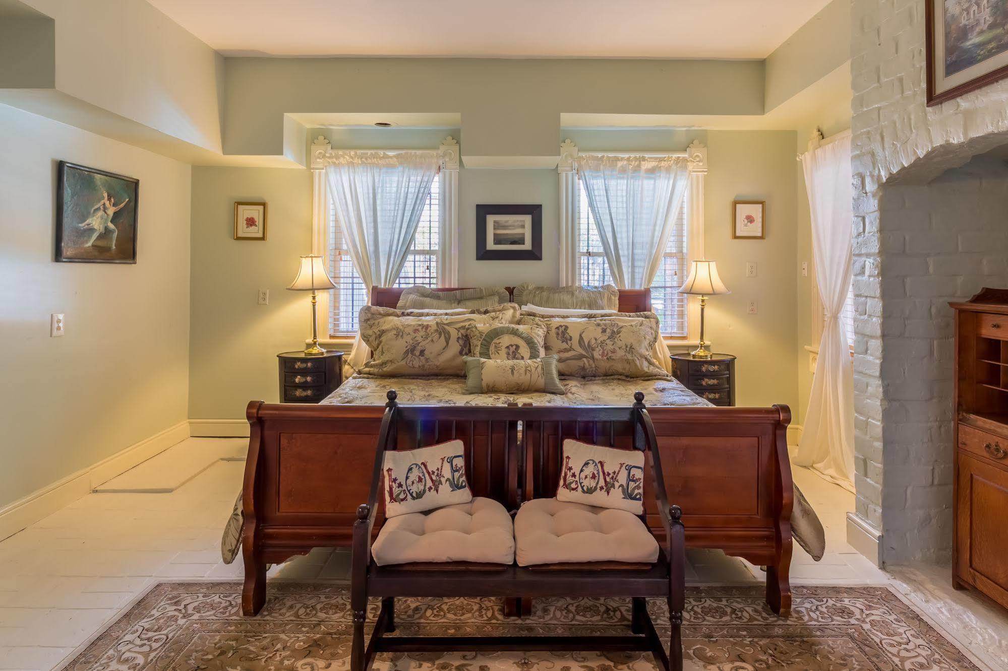 Bed and Breakfast Amethyst Garden Savannah Esterno foto